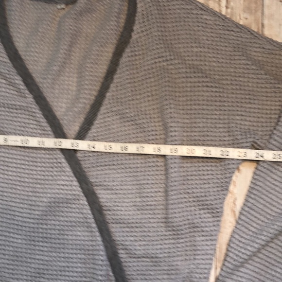 Wrap-style, deep v-neck, poly/spandex waffle knit top with contrast trim -size L - Picture 6 of 9